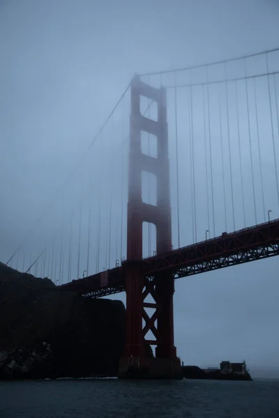 Bir yattan Golden Gate Köprüsü 'nün karamsar fotoğrafı. San Francisco 'daki Golden Gate Köprüsü' nün altında sisli yağmurlu bir gün. Hava bulutlu ve kötü iklim koşulları.