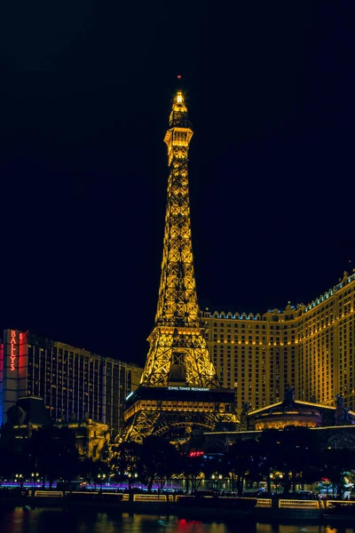 Las Vegas, Nevada / ABD - 10 / 07 / 2018: Paris Las Vegas Hotel & Casino 'daki Eyfel Kulesi kopyası