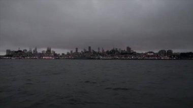 Yavaş çekim, San Francisco 'nun ufuk çizgisi ve körfezden finans bölgesi..