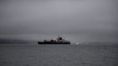 Yavaş çekim, San Francisco 'nun önünden geçen bir gemiyi vurdu. Ufuk çizgisi ve körfezden finansal bölge..