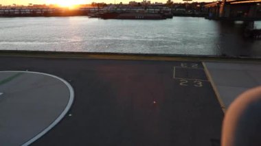 Günbatımında Manhattan, New York 'un havadan görüntüsü Empire State Binası, Times Meydanı, Dünya Ticaret Merkezi, Chrysler Binası ve diğer New York şehrinin gökdelenlerine bakıyor..