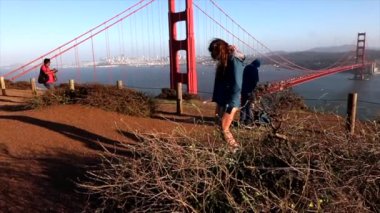 Güneşli bir günde, Golden Gate Köprüsü 'nden Ridge Bataryası yakınındaki Vista Point' e kadar manzaralı..