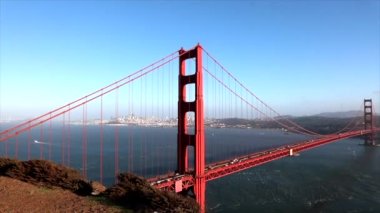 Güneşli bir günde, Golden Gate Köprüsü 'nden Ridge Bataryası yakınındaki Vista Point' e kadar manzaralı..