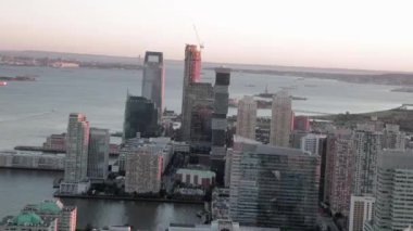 Günbatımında Manhattan, New York 'un havadan görüntüsü Empire State Binası, Times Meydanı, Dünya Ticaret Merkezi, Chrysler Binası ve diğer New York şehrinin gökdelenlerine bakıyor..