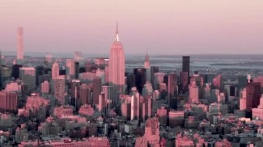Günbatımında Manhattan, New York 'un havadan görüntüsü Empire State Binası, Times Meydanı, Dünya Ticaret Merkezi, Chrysler Binası ve diğer New York şehrinin gökdelenlerine bakıyor..