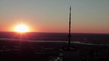 Günbatımında Manhattan, New York 'un havadan görüntüsü Empire State Binası, Times Meydanı, Dünya Ticaret Merkezi, Chrysler Binası ve diğer New York şehrinin gökdelenlerine bakıyor..