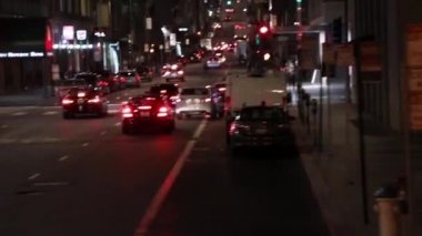 San Francisco sokak binalarının, gökyüzünün ve marketlerin gece çekimleri.