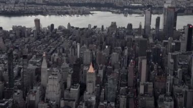 Günbatımında Manhattan, New York 'un havadan görüntüsü Empire State Binası, Times Meydanı, Dünya Ticaret Merkezi, Chrysler Binası ve diğer New York şehrinin gökdelenlerine bakıyor..