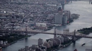 Günbatımında Manhattan, New York 'un havadan görüntüsü Empire State Binası, Times Meydanı, Dünya Ticaret Merkezi, Chrysler Binası ve diğer New York şehrinin gökdelenlerine bakıyor..