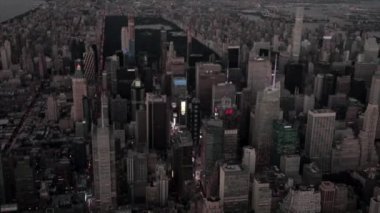 Günbatımında Manhattan, New York 'un havadan görüntüsü Empire State Binası, Times Meydanı, Dünya Ticaret Merkezi, Chrysler Binası ve diğer New York şehrinin gökdelenlerine bakıyor..
