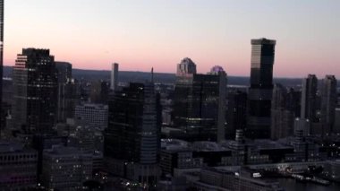 Günbatımında Manhattan, New York 'un havadan görüntüsü Empire State Binası, Times Meydanı, Dünya Ticaret Merkezi, Chrysler Binası ve diğer New York şehrinin gökdelenlerine bakıyor..