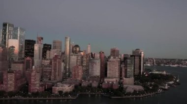 Günbatımında Manhattan, New York 'un havadan görüntüsü Empire State Binası, Times Meydanı, Dünya Ticaret Merkezi, Chrysler Binası ve diğer New York şehrinin gökdelenlerine bakıyor..