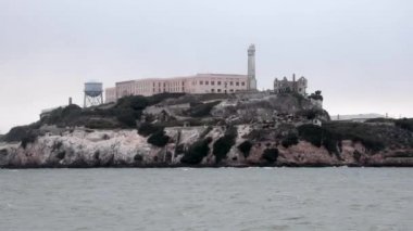 39. rıhtımdan Alcatraz Adası 'na doğru yol alıyoruz.