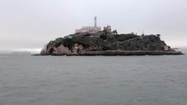 39. rıhtımdan Alcatraz Adası 'na doğru yol alıyoruz.