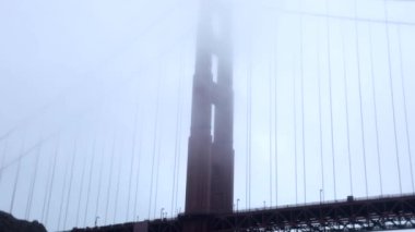Yattan Golden Gate Köprüsü 'nün karamsar görüntüsü. San Francisco 'daki Golden Gate Köprüsü' nün altında sisli yağmurlu bir gün. Hava bulutlu ve kötü iklim koşulları.
