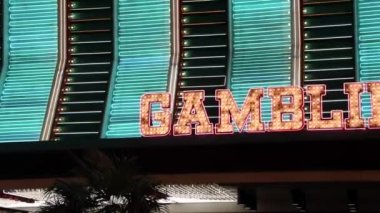Fremont Caddesi Las Vegas 'ta ışıklı neon kumar tabelası.