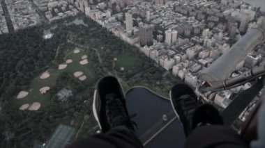 Günbatımında Manhattan Central Park 'ın, New York City' nin havadan görünüşü Empire State Binası, Times Meydanı, Dünya Ticaret Merkezi, Chrysler Binası ve diğer New York şehrinin gökdelenlerine bakıyor..