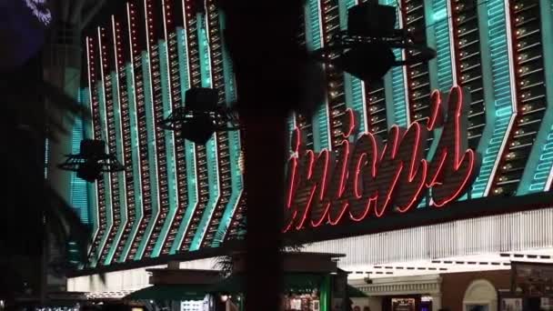 Biniões Néon Iluminado Assinar Fremont Street Las Vegas — Vídeo de Stock