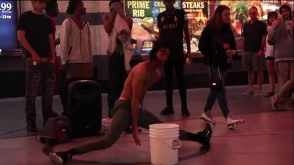 Ung Man Tittar Och Dansar Fremont Street — Stockvideo