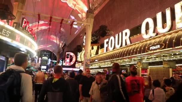 Iluminated Neon Four Queens Sign Fremont Street Las Vegas — Stock video