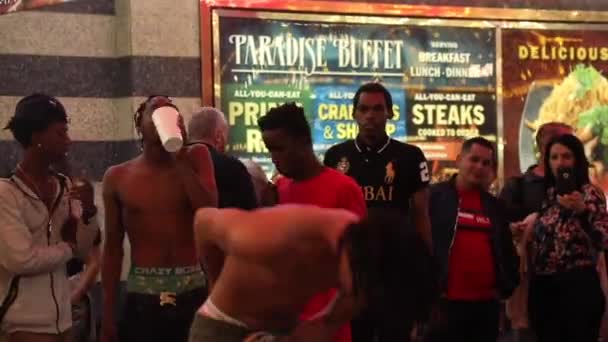 Ung Man Tittar Och Dansar Fremont Street — Stockvideo