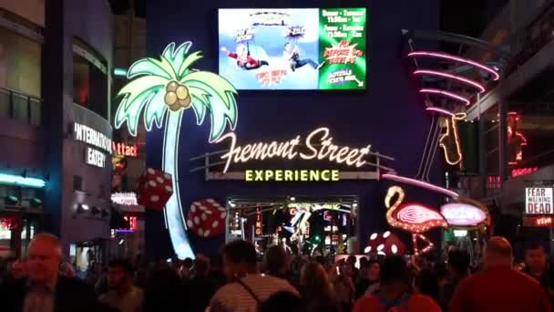 Människor Fremont Street Erfarenhet Las Vegas Nevada — Stockvideo