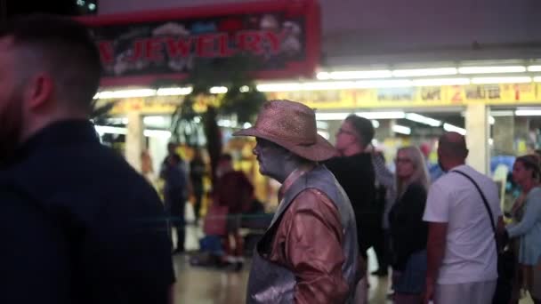 Man Peforming Sin City Las Vegas Fremont City Experience — Stok Video