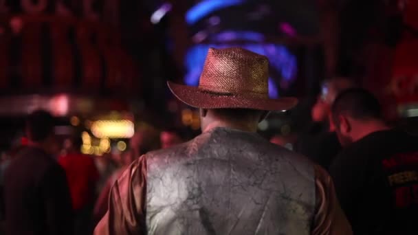 Muž Peforming Sin City Las Vegas Fremont City Zkušenosti Pistolí — Stock video