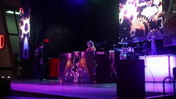 レディDjがラスベガスでステージに立つ — ストック動画