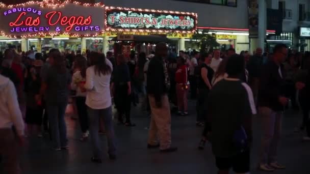 Люди Танцуют Вечеринке Лас Вегасе Улице Фримонт — стоковое видео