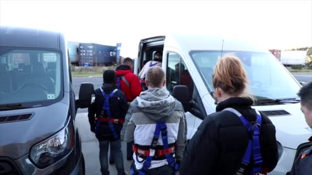 Ensemble Personnes Harnachées Sortant Porte Cintre Dans Van — Video