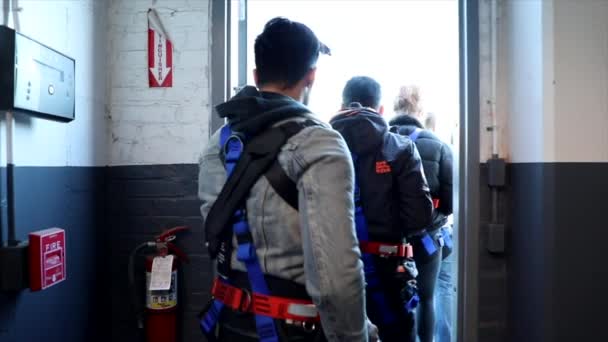 Conjunto Personas Arneses Caminando Por Puerta Percha Luz — Vídeo de stock