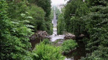 Berlin 'deki Viktoria Parkı' ndan şelaleli zaman aşımı manzarası.