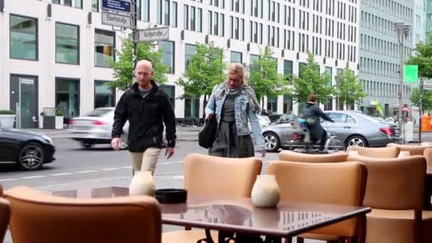 Berlin City Berlín Alemania 2016 Lapso Tiempo Las Personas Tráfico — Vídeos de Stock