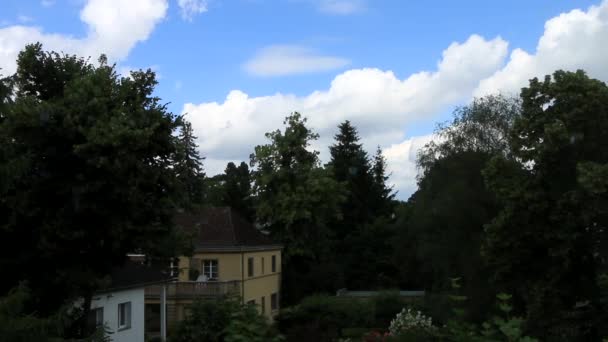 Czas Upływa Chmury Poruszające Się Nad Domem Europie Drzewami — Wideo stockowe