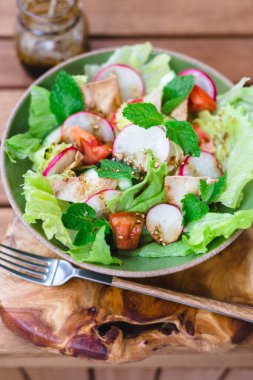 Nar soslu yağlı salata..