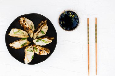 Soya soslu ve çubuklu Asya hamur tatlısı..