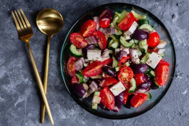 Gri yüzeyde Yunan salatası.