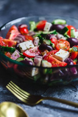 Gri yüzeyde Yunan salatası.