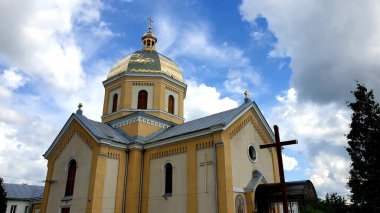 Kilisenin üzerinde parlak bulutlar, tapınak