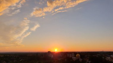 Güneş ufuktan batıyor.