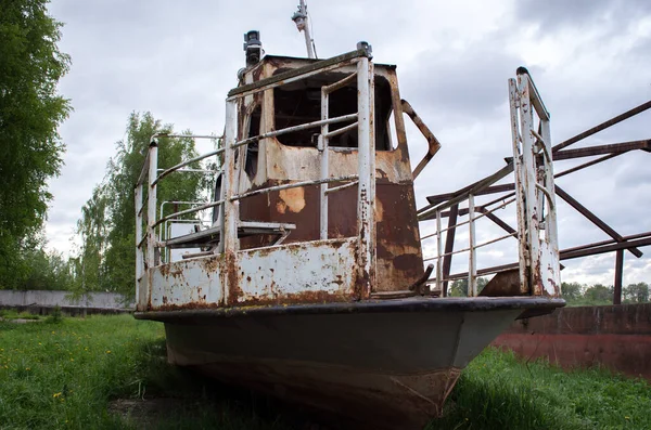 Öreg Rozsdás Elhagyott Hajó Partra — Stock Fotó