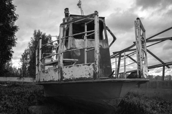 Régi Rozsdás Elhagyott Hajó Parton Fekete Fehér — Stock Fotó