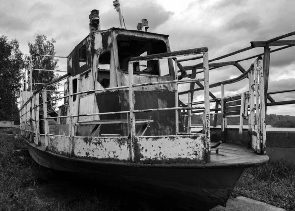 Παλιό Σκουριασμένο Εγκαταλελειμμένο Πλοίο Στην Ακτή Μαύρο Και Άσπρο — Φωτογραφία Αρχείου