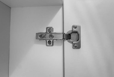 Dolap menteşesi ve daha yakın kapı. siyah ve beyaz