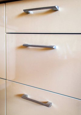 Mutfak çekmecesinin ya da dolabının gri sapları. Mutfak takımı