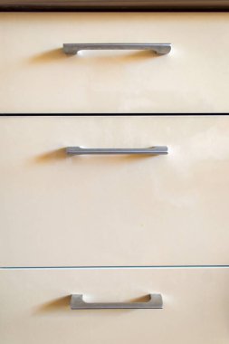 Mutfak çekmecesinin ya da dolabının gri sapları. Mutfak takımı
