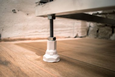 Banyo için metal bir çerçeve. Banyo kurulumu