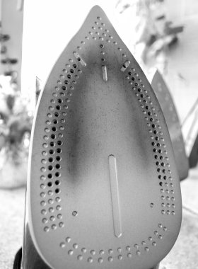 Ütü demirinin altında yanmış. Kırık demir. siyah ve beyaz