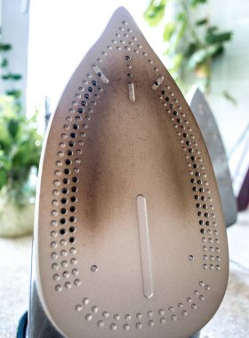 Ütü demirinin altında yanmış. kırık demir